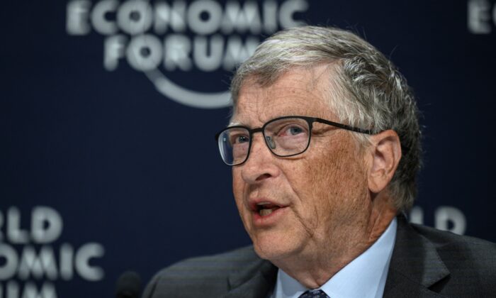 El cofundador de Microsoft, Bill Gates, asiste a una conferencia de prensa al margen de la reunión anual del Foro Económico Mundial en Davos, el 25 de mayo de 2022. (Fabrice Coffrini/AFP a través de Getty Images)