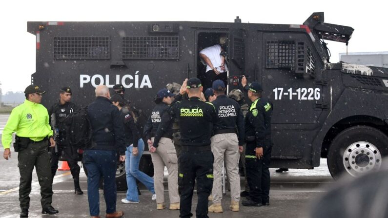 Marisol Londono (c), una de las sospechosas del asesinato del fiscal antidroga paraguayo Marcelo Pecci durante su luna de miel en Colombia, es escoltada hasta un camión de la policía a su llegada a Bogotá, el 8 de junio de 2022. (Daniel Munoz/AFP vía Getty Images)