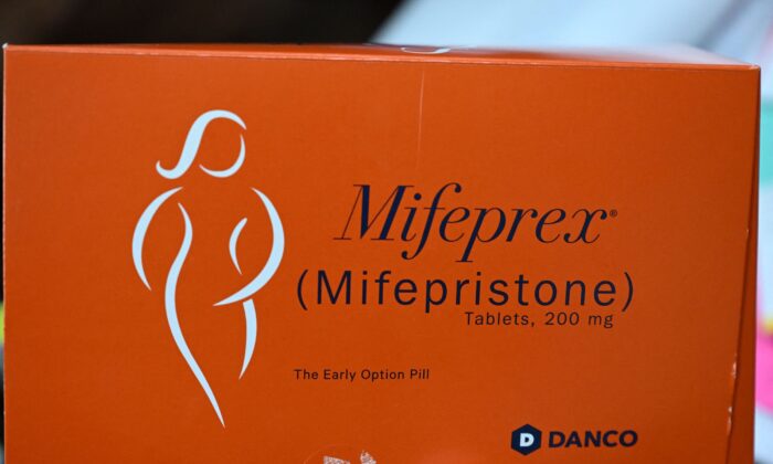 La mifepristona (Mifeprex), una droga abortiva, se exhibe en la Clínica Reproductiva de Mujeres, en Santa Teresa, NM, el 15 de junio de 2022. (Robyn Beck/AFP a través de Getty Images)
