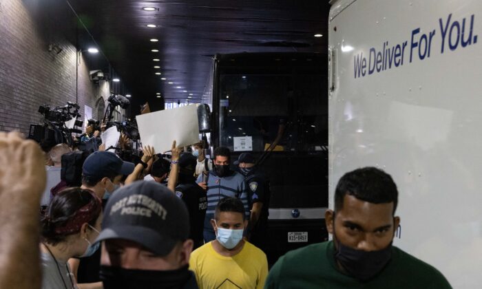 Un autobús con inmigrantes ilegales procedentes de Texas llega a la terminal de autobuses Port Authority de Nueva York el 10 de agosto de 2022. (Yuki Iwamura/AFP vía Getty Images)