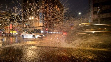 Tormenta en California deja 2 muertos y miles sin electricidad mientras otros reciben órdenes de evacuar