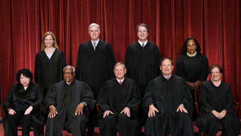 Jueces de la Corte Suprema de EE. UU. posan para su foto oficial en la Corte Suprema en Washington, DC, el 7 de octubre de 2022. (Olivier Douliery/AFP vía Getty Images)
