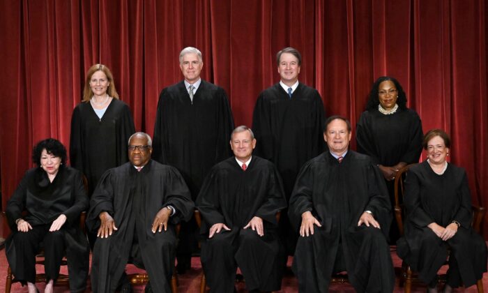 Los jueces de la Corte Suprema de EE.UU. posan para su foto oficial, el 7 de octubre de 2022. (Olivier Douliery/AFP vía Getty Images)