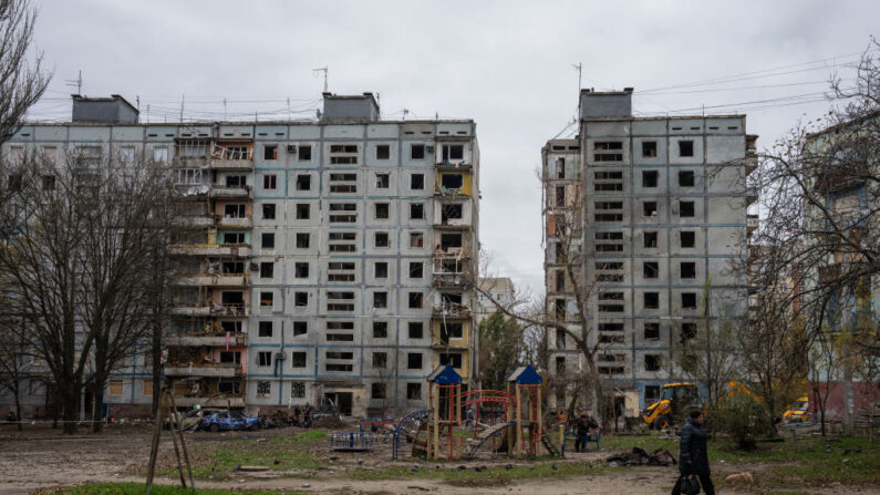 Un bloque de apartamentos en ruinas tras ser alcanzado por un misil ruso a principios de mes, el 28 de octubre de 2022 en Zaporizhzhia, Ucrania. (Carl Court/Getty Images)
