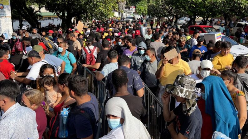 Cientos de migrantes de Venezuela, Haití y Centroamérica -que antes se dirigían a Estados Unidos- hacen fila para tramitar su estatus de refugiados en la Comisión Mexicana de Ayuda a Refugiados (COMAR), en Tapachula, estado de Chiapas, México, el 7 de noviembre de 2022. (STR/AFP vía Getty Images)