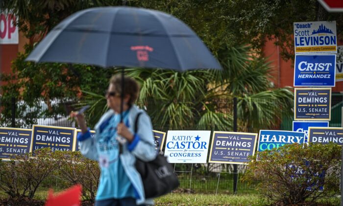 Una persona se encuentra frente a un lugar de votación durante las elecciones de mitad de período de EE.UU., en San Petersburgo, Florida, el 8 de noviembre de 2022. (Giorgio Viera/AFP a través de Getty Images)
