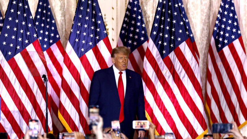 El expresidente Donald Trump habla en el club Mar-a-Lago en Palm Beach, Florida, el 15 de noviembre de 2022. (Alon SkuyAFP vía Getty Images)
