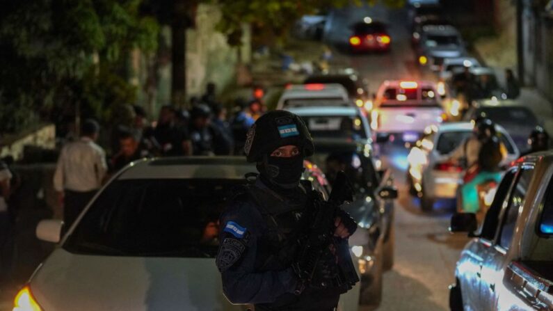 Un miembro de la Policía Militar de Orden Público (PMOP) patrulla una calle durante una operación especial contra bandas criminales en Tegucigalpa (Honduras) el 6 de diciembre de 2022. (Johny Magallanes/AFP vía Getty Images)