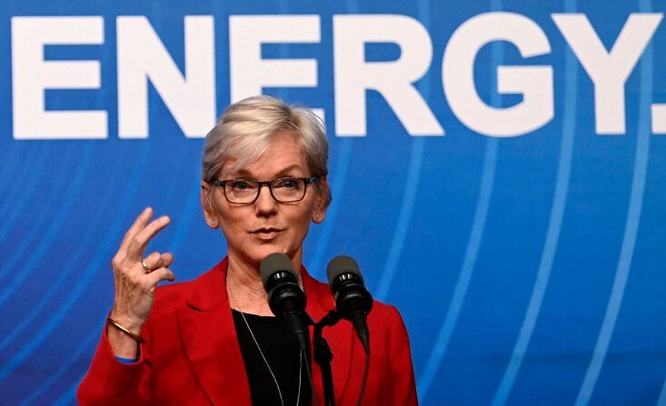 La secretaria de Energía de EE. UU., Jennifer Granholm, anuncia un importante avance científico de los investigadores del Laboratorio Nacional Lawrence Livermore de la Administración Nacional de Seguridad Nuclear en Washington, DC, el 13 de diciembre de 2022. (OLIVIER DOULIERY/AFP vía Getty Images)

