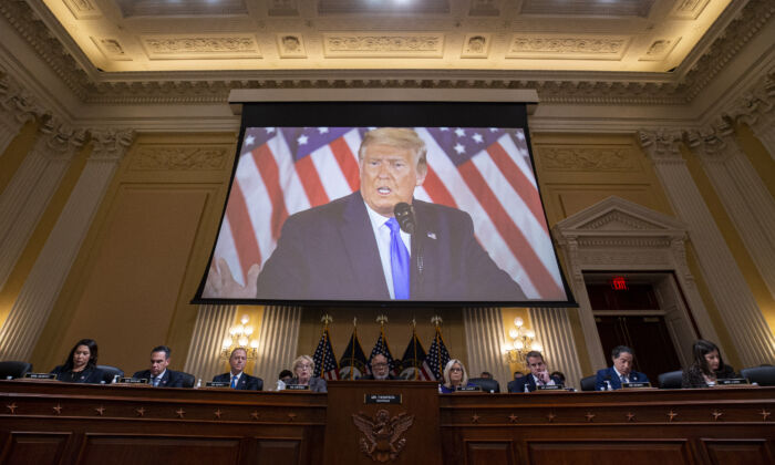 El expresidente Donald Trump se muestra en una pantalla durante una reunión del comité selecto de la Cámara de Representantes del 6 de enero, en el edificio de oficinas de Canon House, en el Capitolio de EE.UU., el 19 de diciembre de 2022. (Al Drago/Getty Images)