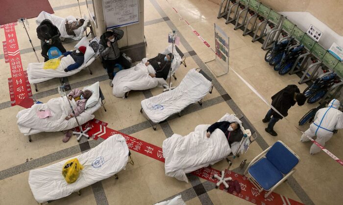 Los pacientes con coronavirus COVID-19 yacen en camas de hospital en el vestíbulo del Hospital Popular No. 5 de Chongqing en la ciudad de Chongqing, en el suroeste de China, el 23 de diciembre de 2022. (Noel Celis/AFP a través de Getty Images)