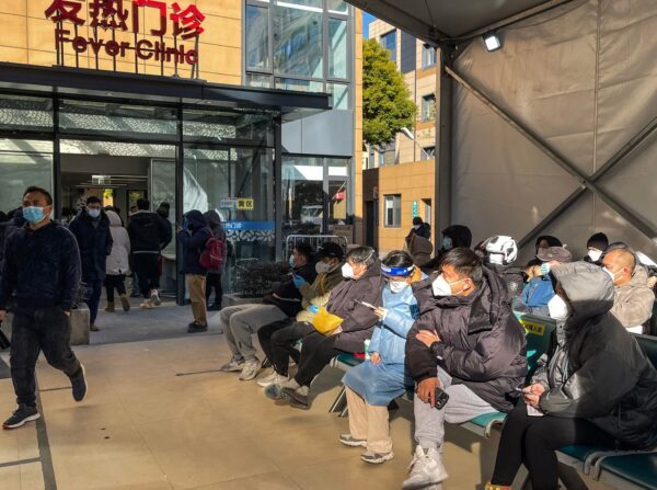 La gente espera atención médica en el área de la clínica de fiebre en el Hospital Tongren, en el distrito de Changning, en Shanghai, el 23 de diciembre de 2022. (Hector Retamal/AFP vía Getty Images)
