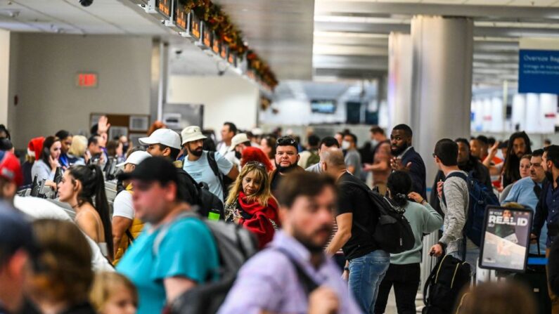 Viajeros hacen cola para facturar en el Aeropuerto Internacional de Miami durante una tormenta invernal antes de las vacaciones de Navidad en Miami, Florida, el 23 de diciembre de 2022. (Chandan Khanna/AFP vía Getty Images)