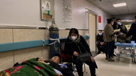 China registra primera caída anual de población en décadas debido a crisis económica acompañada de COVID-19