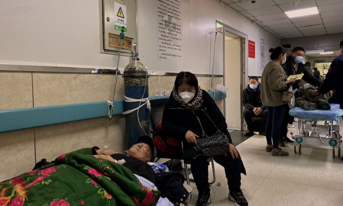 Un paciente con COVID-19 yace en una cama en un pasillo del Hospital Tangshan Gongren en la ciudad nororiental china de Tangshan, el 30 de diciembre de 2022. (Noel Celis/AFP vía Getty Images)