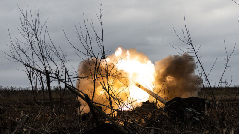 Militares ucranianos de una unidad de artillería disparan hacia posiciones rusas en las afueras de Bakhmut, este de Ucrania, el 30 de diciembre de 2022. (Foto de SAMEER AL-DOUMY/AFP a través de Getty Images)