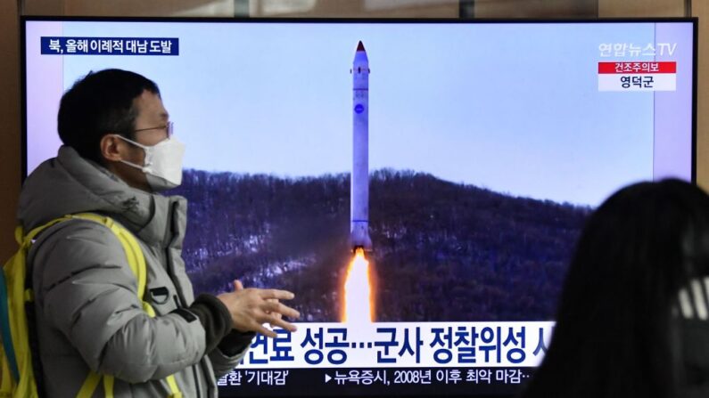 Un hombre pasa junto a una pantalla de televisión que muestra un noticiero con imágenes de archivo de una prueba de misiles de Corea del Norte, en una estación de tren en Seúl el 31 de diciembre de 2022. (Jung Yeon-je/AFP vía Getty Images)