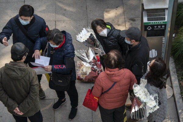 Los dolientes se reúnen frente a los salones conmemorativos de los fallecidos en una funeraria en Shanghai, China, el 31 de diciembre de 2022. (Qilai Shen/Bloomberg vía Getty Images)
