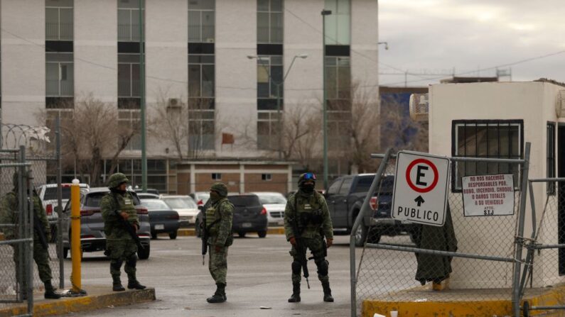 Miembros del Ejército Mexicano y personal de seguridad aseguran un área afuera de la prisión de Ciudad Juárez número 3 en Ciudad Juárez, estado de Chihuahua, México, el 2 de enero de 2023. (Herika Martinez/AFP vía Getty Images)