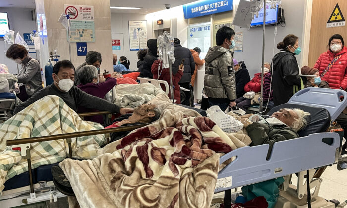 Los pacientes en camillas son atendidos en el hospital de Tongren en Shanghái, China, el 3 de enero de 2023. (Hector Retamal/AFP a través de Getty Images)