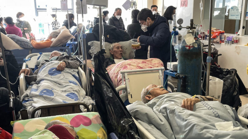 Pacientes en camillas en el hospital Tongren de Shanghái el 3 de enero de 2023. (Hector Retamal /AFP vía Getty Images)
