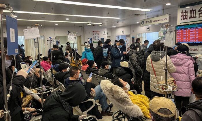 La gente espera en el departamento de emergencias de un hospital en Beijing, China, el 3 de enero de 2023. (Jade Gao/AFP vía Getty Images)