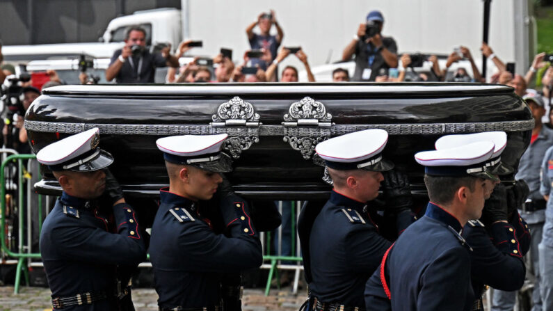 El féretro del fallecido astro del fútbol brasileño Pelé es transportado al Cementerio Memorial de Santos tras el cortejo fúnebre en Santos, estado de Sao Paulo, Brasil, el 3 de enero de 2023. (Carl De Souza/AFP vía Getty Images)