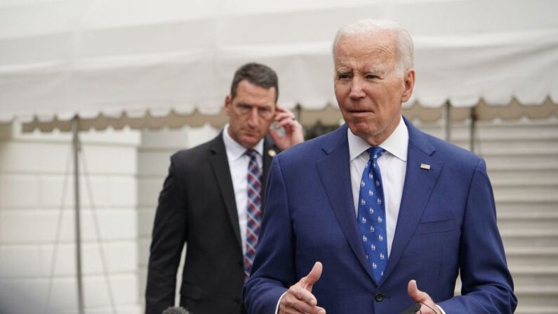 El presidente estadounidense Joe Biden habla con la prensa antes de salir del Jardín Sur de la Casa Blanca en Washington, DC, el 4 de enero de 2023. (MANDEL NGAN/AFP vía Getty Images)