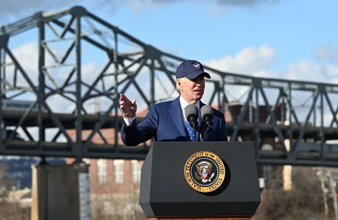 El presidente estadounidense Joe Biden habla sobre la ley bipartidista de infraestructuras frente al puente Clay Wade Bailey en Covington, Kentucky, el 4 de enero de 2023. (JIM WATSON/AFP vía Getty Images)