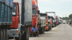 Transportistas protestan en caravana por la detención de gobernador boliviano