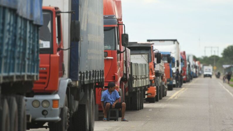 Camiones detenidos se ven en una carretera a la ciudad de Santa Cruz debido a un bloqueo en la entrada de la ciudad para protestar contra la detención del gobernador de Santa Cruz, Luis Fernando Camacho, en Pailon, Bolivia, el 4 de enero de 2023. (Rodrigo Urzagasti/AFP vía Getty Images)