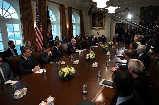 El presidente de EE. UU., Joe Biden, habla durante una reunión del gabinete en la Sala del Gabinete de la Casa Blanca en Washington, DC, el 5 de enero de 2023. (JIM WATSON/AFP vía Getty Images)
