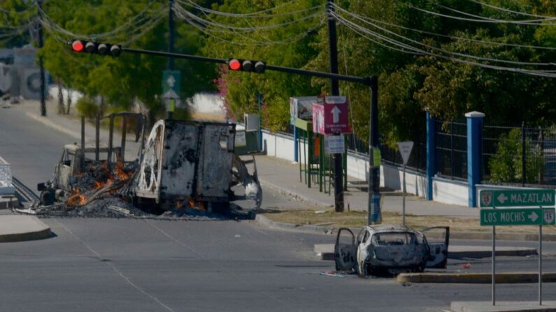 Vehículos quemados se ven en la calle durante una operación para detener al hijo de Joaquín "El Chapo" Guzmán, Ovidio Guzmán, en Culiacán, estado de Sinaloa, México, el 5 de enero de 2023. (Juan Carlos Cruz/AFP vía Getty Images)