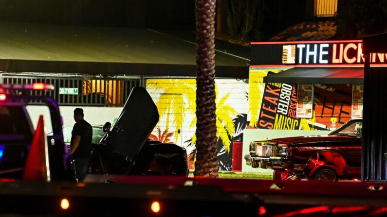 Agujeros de bala y cristales rotos se ven en un coche que es remolcado desde el restaurante "The Licking" donde se investiga un tiroteo en Miami Gardens, Florida, Miami, el 5 de enero de 2023. (CHANDAN KHANNA/AFP vía Getty Images)