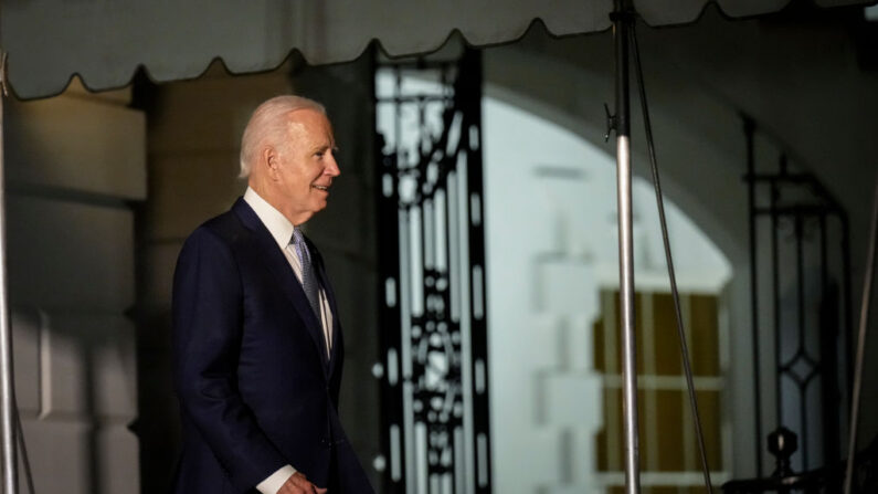 El presidente de EE.UU., Joe Biden, sale de la Casa Blanca y camina hacia el Marine One, el 6 de enero de 2023. El domingo, el presidente Biden visitará la frontera entre Estados Unidos y México. (Drew Angerer/Getty Images)