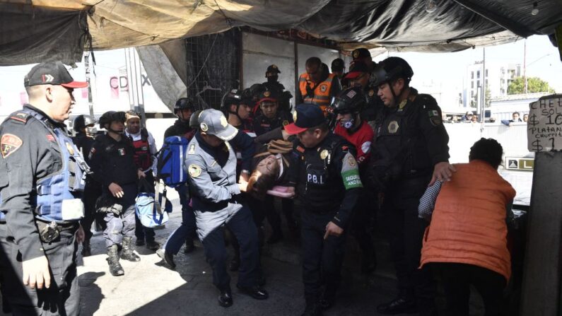 Una mujer herida es sacada de la estación de metro Indios Verdes tras el choque de dos trenes en Ciudad de México (México) el 7 de enero de 2023. (Claudio Cruz/AFP vía Getty Images)