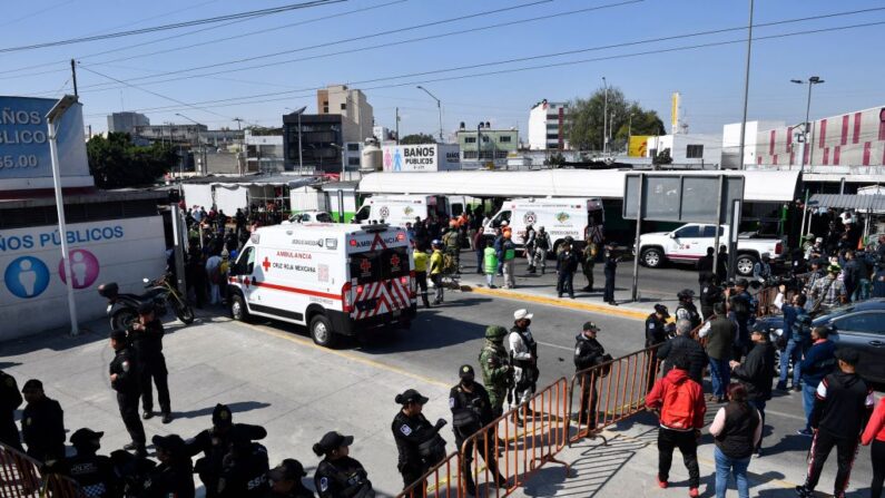 Miembros de los equipos de rescate son vistos en la estación de metro Indios Verdes después de que dos trenes chocaran en Ciudad de México (México) el 7 de enero de 2023. (Claudio Cruz/AFP vía Getty Images)