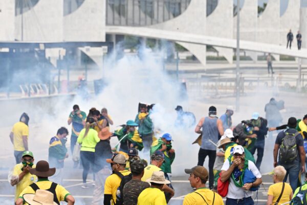 Partidarios del expresidente brasileño Jair Bolsonaro chocan con la policía durante una manifestación frente al Palacio Planalto, en Brasilia, el 8 de enero de 2023. (Evaristo Sa/AFP vía Getty Images)

