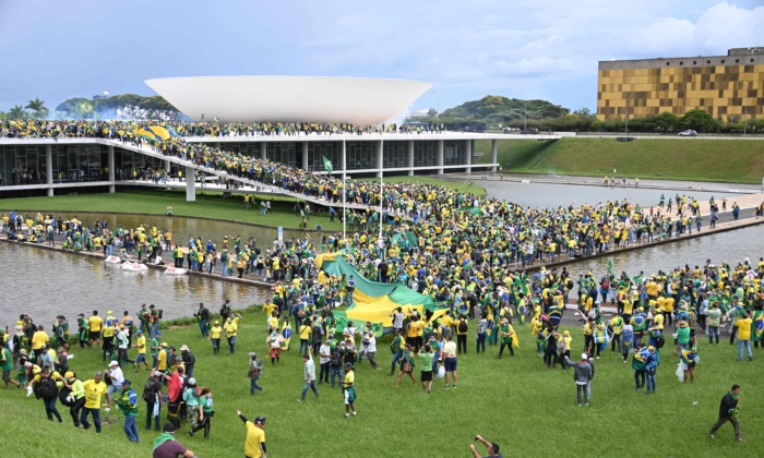 Los partidarios del expresidente brasileño Jair Bolsonaro realizan una manifestación en la Esplanada dos Ministerios, en Brasilia, el 8 de enero de 2023. (Evaristo Sa/AFP vía Getty Images)
