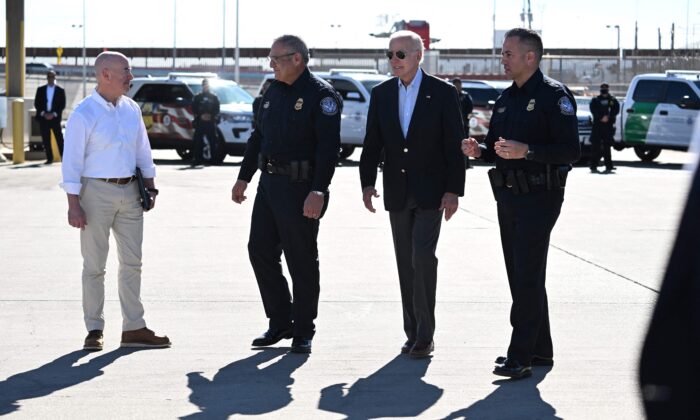 El presidente Joe Biden (2° der.) y el secretario de Seguridad Nacional, Alejandro Mayorkas (izq.), hablan con agentes de Aduanas y Protección Fronteriza de EE.UU. en el cruce fronterizo Puente de las Américas, en El Paso, Texas, el 8 de enero de 2023. (Jim Watson/AFP vía Getty Images)
