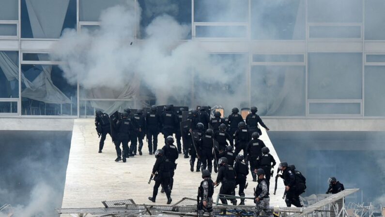 Las fuerzas de seguridad se enfrentan a los manifestantes que invadieron el Palacio Presidencial de Planalto en Brasilia el 8 de enero de 2023. (Ton Molina/AFP vía Getty Images)
