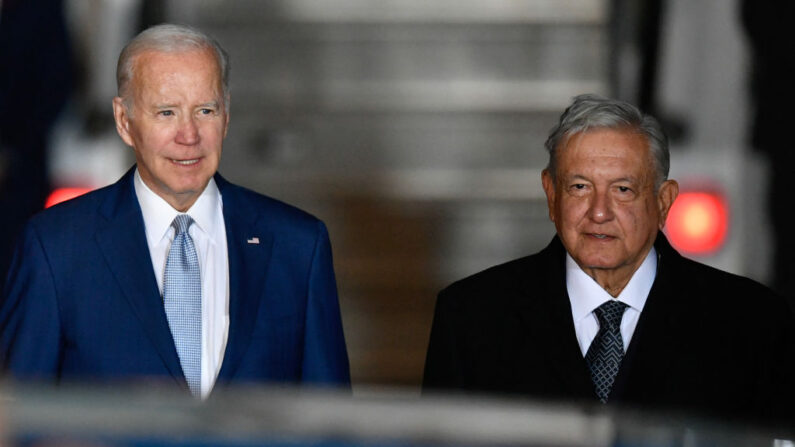 El presidente estadounidense Joe Biden (izq.) es recibido por su homólogo mexicano Andrés Manuel López Obrador al aterrizar en el aeropuerto internacional Felipe Ángeles de Zumpango de Ocampo, al norte de Ciudad de México, el 8 de enero de 2023. (CLAUDIO CRUZ/AFP vía Getty Images)