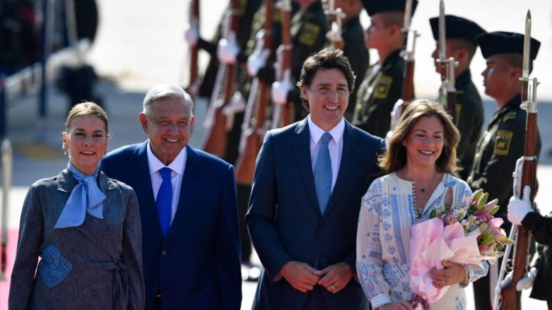 El presidente mexicano Andrés Manuel López Obrador (2-izq) y la Primera Dama mexicana Beatriz Gutiérrez Muller (izq) dan la bienvenida al Primer Ministro canadiense Justin Trudeau (2-Der) y su esposa Sophie Grégoire (der) a su llegada al Aeropuerto Internacional Felipe Ángeles en Santa Lucía, México, el 9 de enero de 2023. (CLAUDIO CRUZ/AFP vía Getty Images)