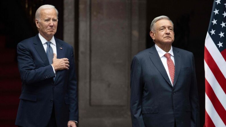 El presidente de EE.UU. Joe Biden (i) y el presidente mexicano Andrés Manuel López Obrador de pie para los himnos nacionales durante una ceremonia oficial de bienvenida en el Palacio Nacional, en la Ciudad de México (México) el 9 de enero de 2023. (Jim Watson/AFP vía Getty Images)