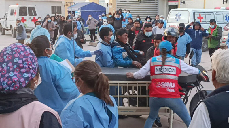 Un manifestante herido es conducido a la sala de emergencias del hospital en la ciudad montañosa de Juliaca, Perú, el 9 de enero de 2023. (STRINGER/AFP vía Getty Images)