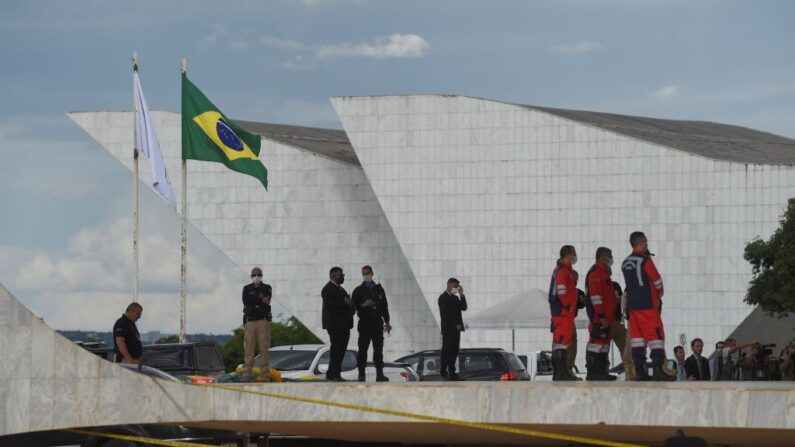 La policía y las autoridades inspeccionan los daños en el edificio del Tribunal Supremo en Brasilia el 10 de enero de 2023, dos días después de que miles de manifestantes presuntos partidarios del expresidente de Brasil Jair Bolsonaro irrumpieran edificios federales. (Foto de CARL DE SOUZA/AFP via Getty Images)
