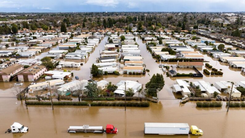 Esta vista aérea muestra un barrio inundado en Merced, California, el 10 de enero de 2023. (JOSH EDELSON/AFP vía Getty Images)
