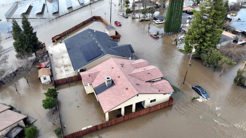 Esta vista aérea muestra casas inundadas en Planada, California, mientras un "río atmosférico" continúa el 10 de enero de 2023. (Foto de JOSH EDELSON/AFP a través de Getty Images)