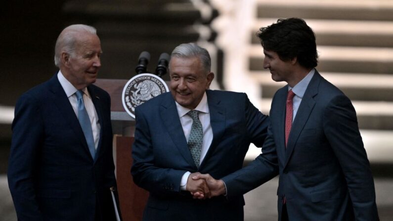 El primer ministro canadiense, Justin Trudeau (d), y el presidente mexicano, Andrés Manuel López Obrador (c), se dan la mano mientras el presidente estadounidense, Joe Biden, los observa tras hablar con la prensa al término de la X Cumbre de Líderes de América del Norte, en el Palacio Nacional de Ciudad de México, el 10 de enero de 2023. (NICOLAS ASFOURI/AFP vía Getty Images)