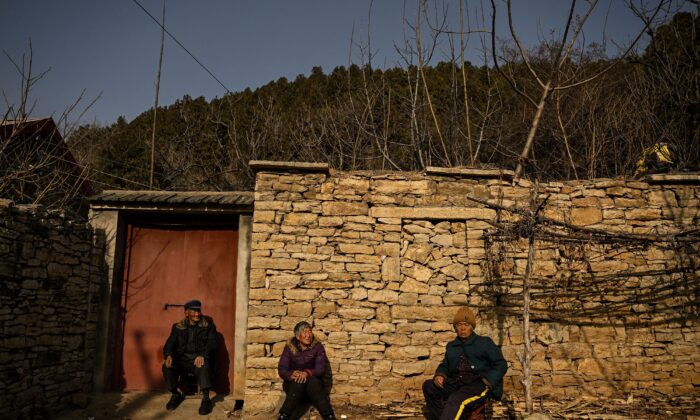 Ancianos sentados frente a una casa en una zona rural de Tai'an, provincia de Shandong. (Noel Celis/AFP vía Getty Images)

